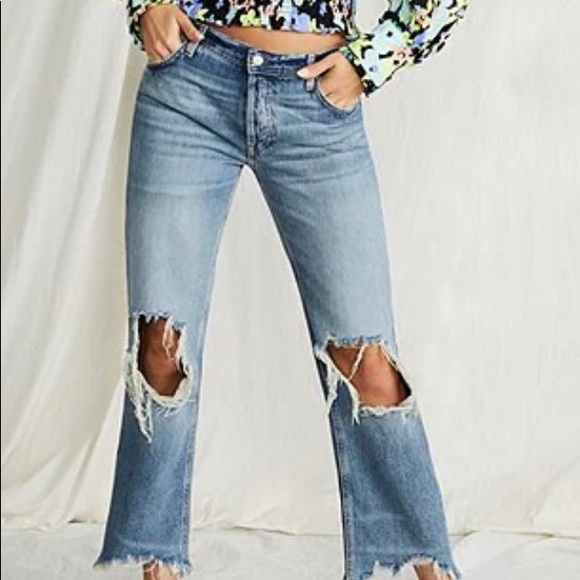 NWT Maggie Straight Leg Mid Rise DistressedDenim Jeans. Size 29